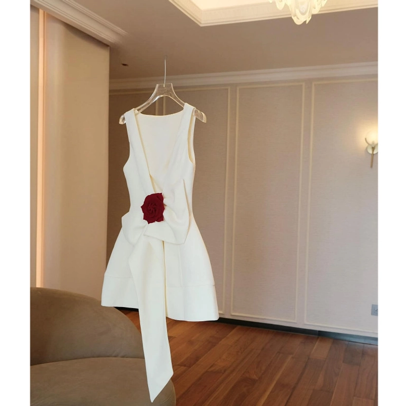 Đầm ghim hoa đỏ thời trang size M mới 443544