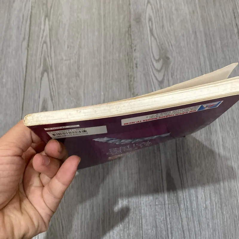 Chiếc tất nhuộm bùn 1021636