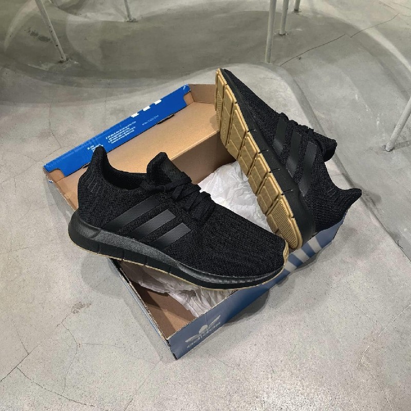 Pass giày Adidas Swift Run Black Gum size 41.5 5710