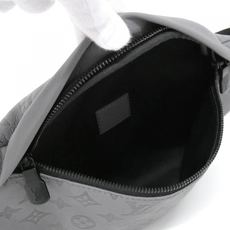Túi đeo chéo Louis Vuitton Monogram Shadow Discovery Bum Bag PM M46108 612019