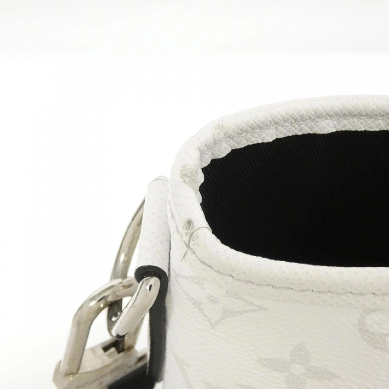 Túi xách cuối tuần Taiga Llama M30919 Louis Vuitton 611138