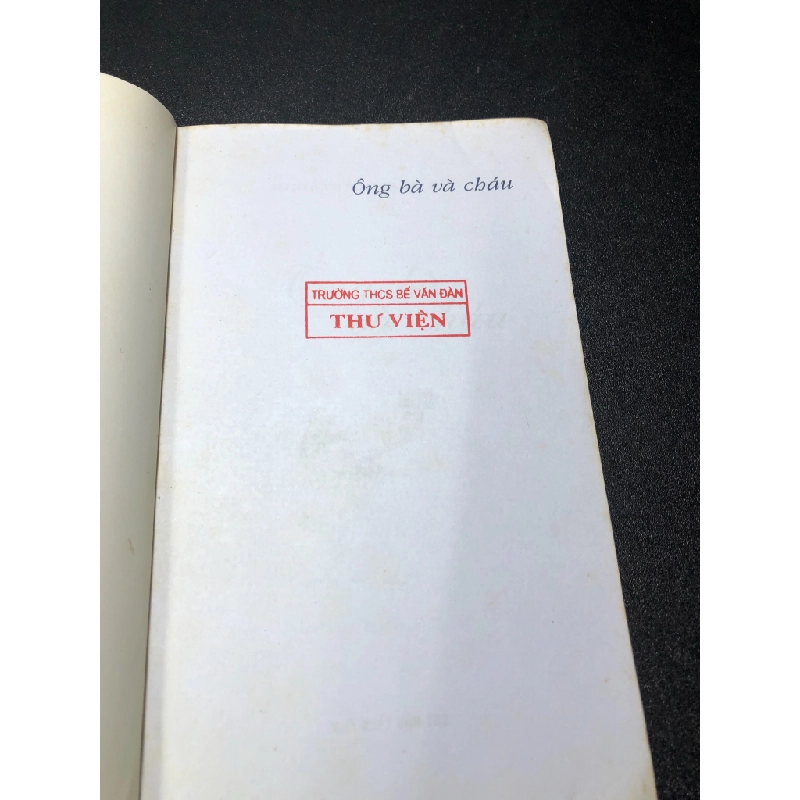 Ông bà & Cháu Nguyễn Thị Bích Nga biên dịch 2004 mới 50% ố vàng, tróc bìa, có vết mực HCM1511 340940