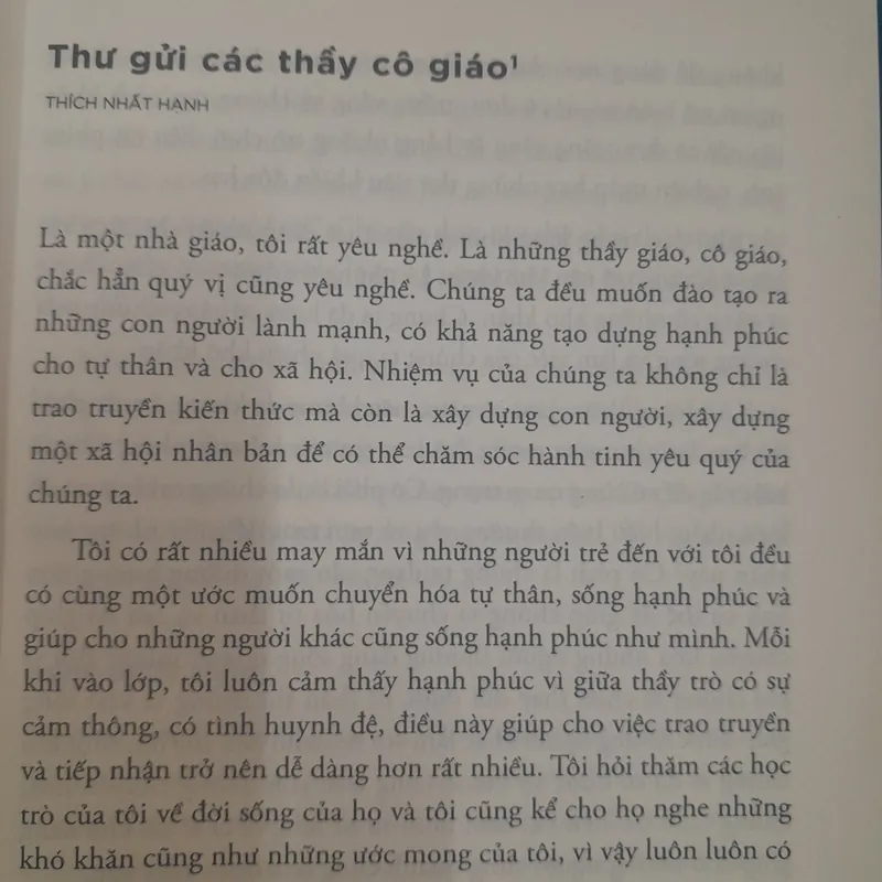 Thầy cô giáo hạnh phúc thay đổi thế giới. Tập 1 Cẩm nang hạnh phúc 574405