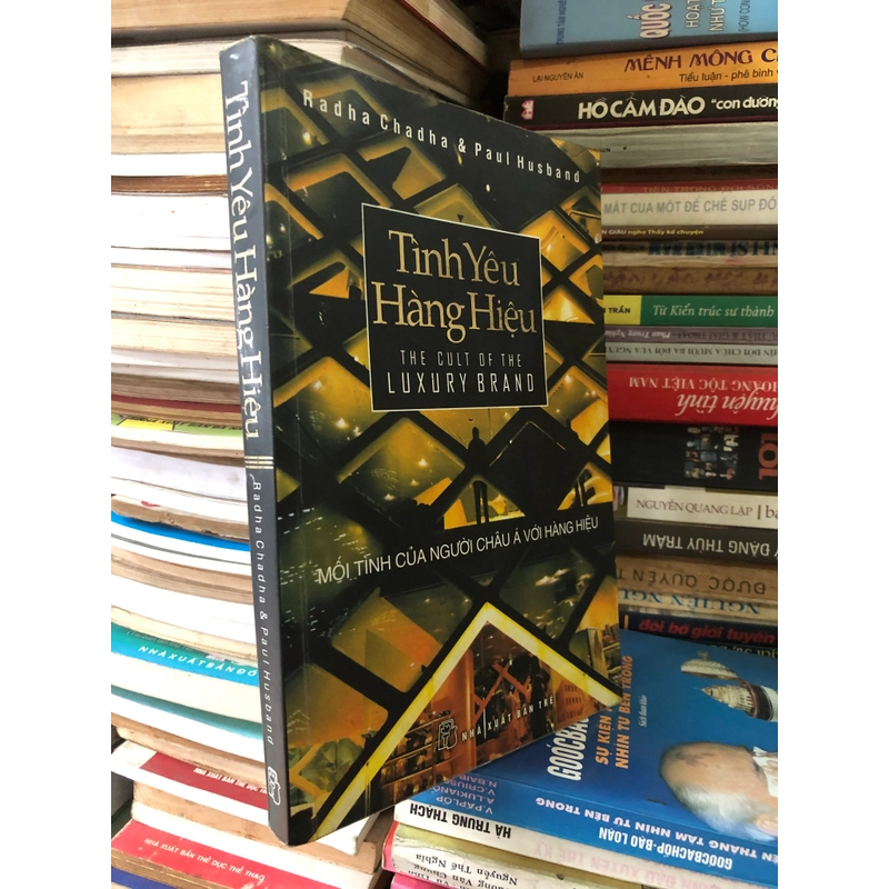 Tình yêu hàng hiệu - Mối tình của người Châu Á với hàng hiệu - Radha Chadha, Paul Husband 306385