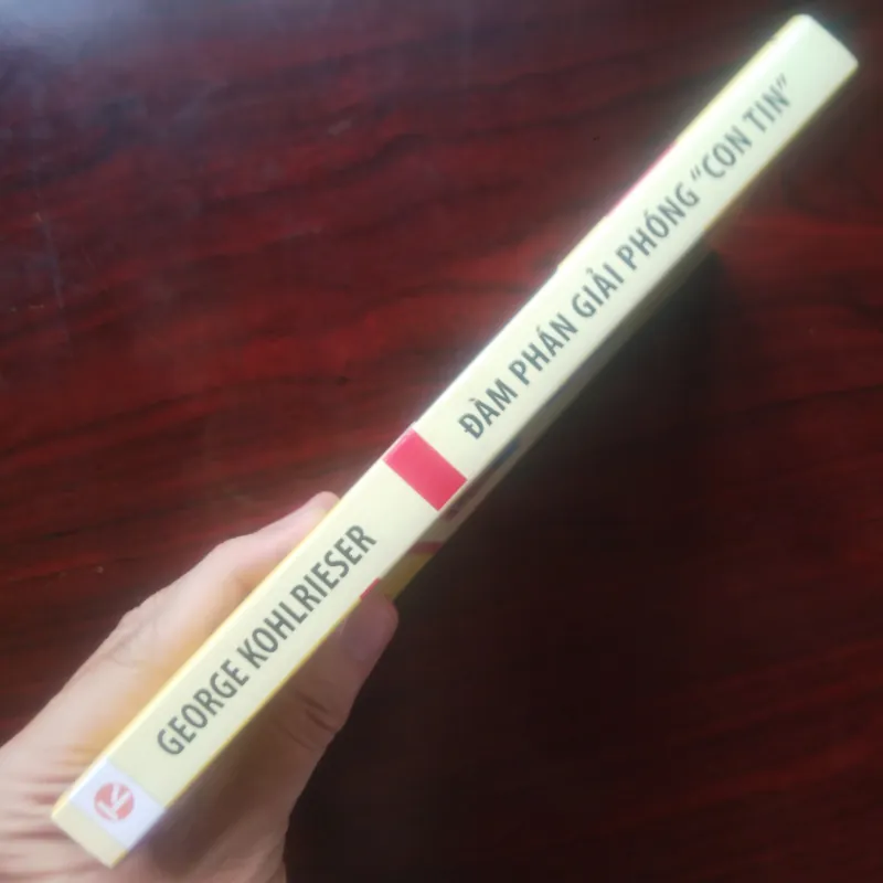 [Sách Quản Trị] Đàm Phán Giải Phóng Con Tin (George Kohlrieser) 977494