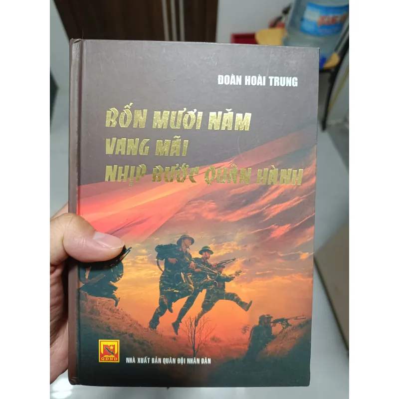 40 năm vang mãi khúc quân hành - có chữ ký đại tá NS nhiếp ảnh Đoàn Hoài Trung 748663