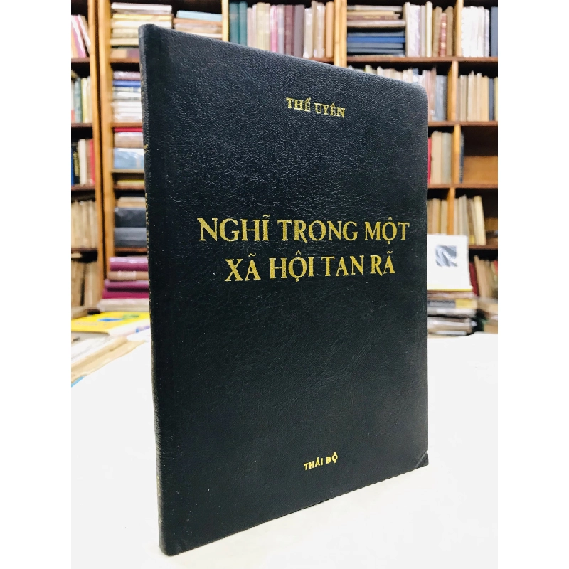 Nghĩ trong một xã hội tan rã - Thế Uyên ( sách đóng bìa mất bìa gốc ) 125730