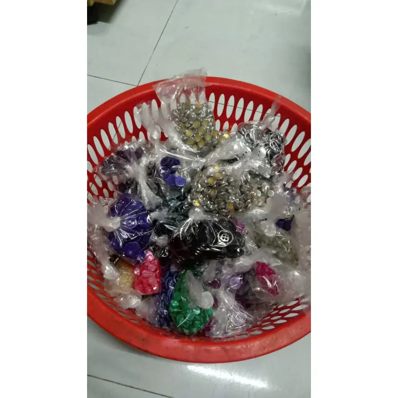 Thanh lý nút áo giá 190k cho hơn 03kg 604198