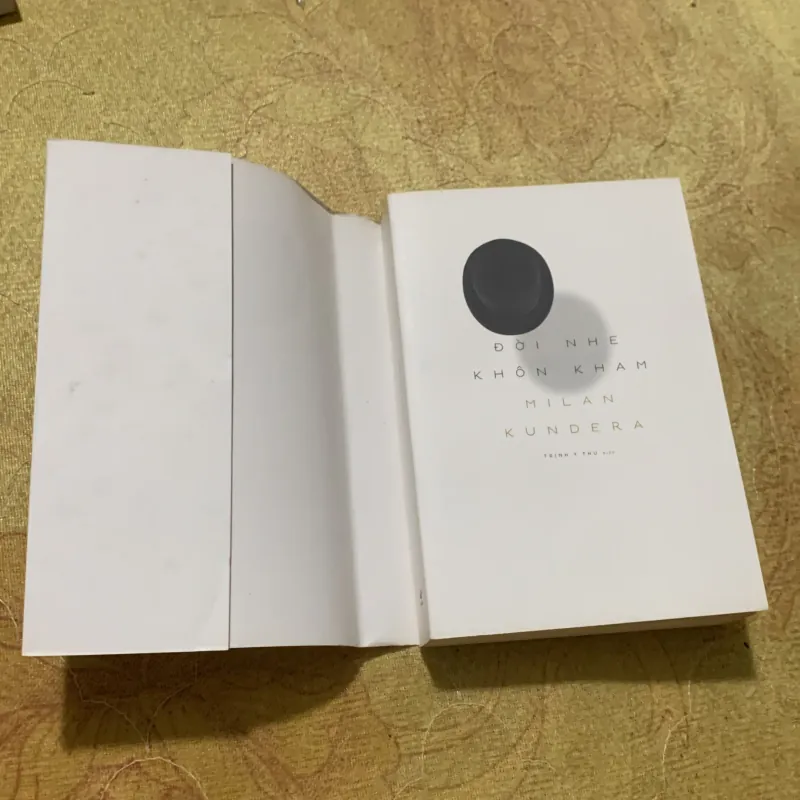  COMBO MILAN KUNDERA: ĐỜI NHẸ KHÔN KHAM & VÔ TRI 753069