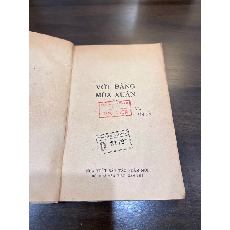 Đảng với mùa xuân (tập thơ) 539592