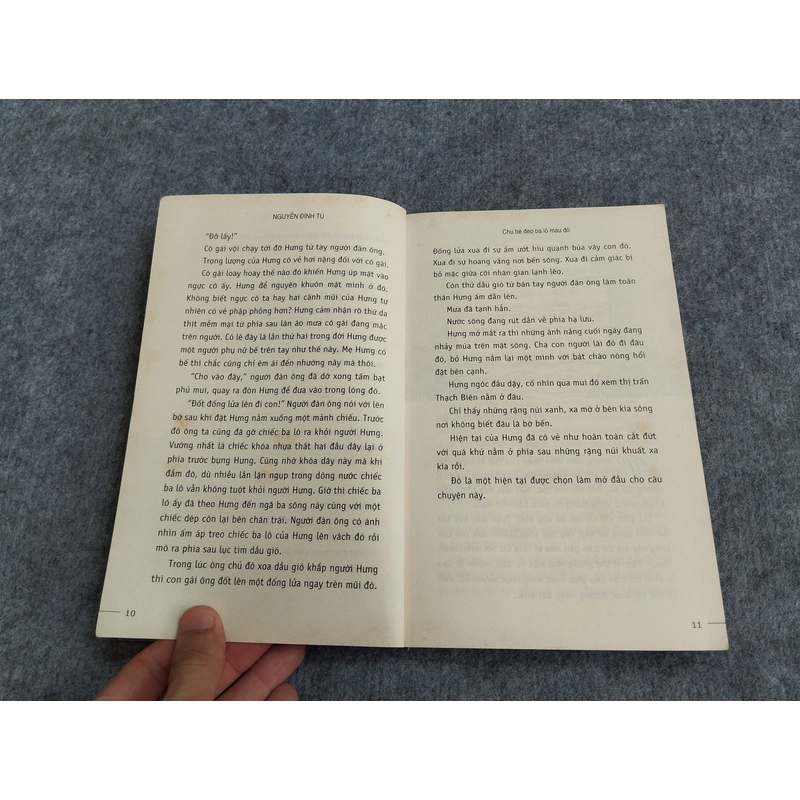 CHÚ BÉ ĐEO BA LÔ MÀU ĐỎ - NGUYỄN ĐÌNH TÚ 538156