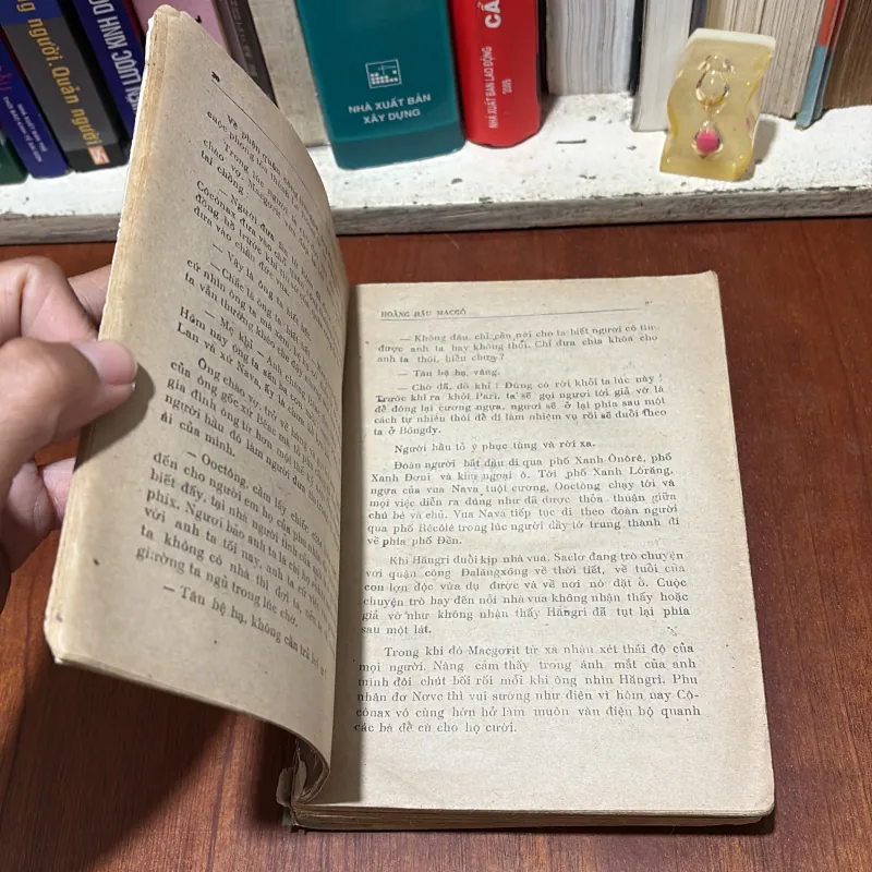 II Văn Học Nước Ngoài: Hoàng Hậu MácGô (2 Tập) - ALEXANĐRƠ ĐUYMA - 1988 781593