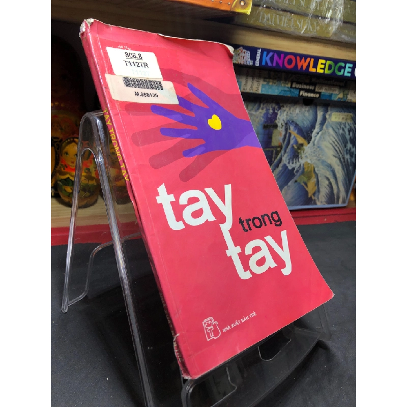 Tay trong tay 2004 mới 70% cong ẩm nhẹ Hương Lan HPB0906 SÁCH VĂN HỌC 161819