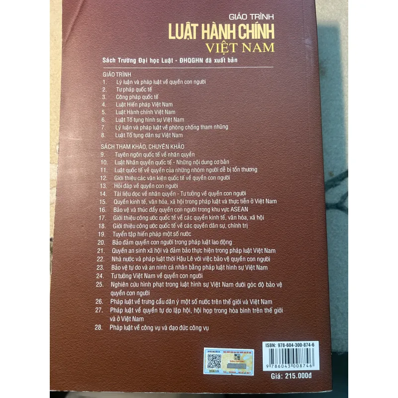 Giáo trình luật hành chính, còn gần như mới nguyên, chưa có vết tích gì. 756991