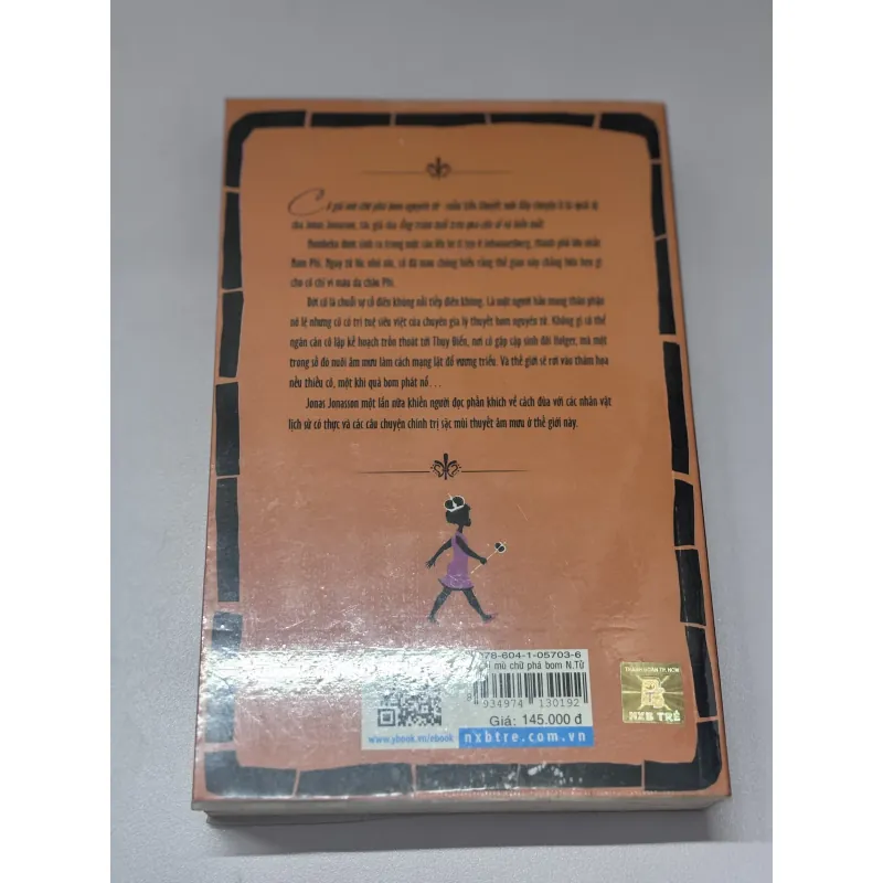 Cô gái mù chữ phá bom nguyên tử 1004894