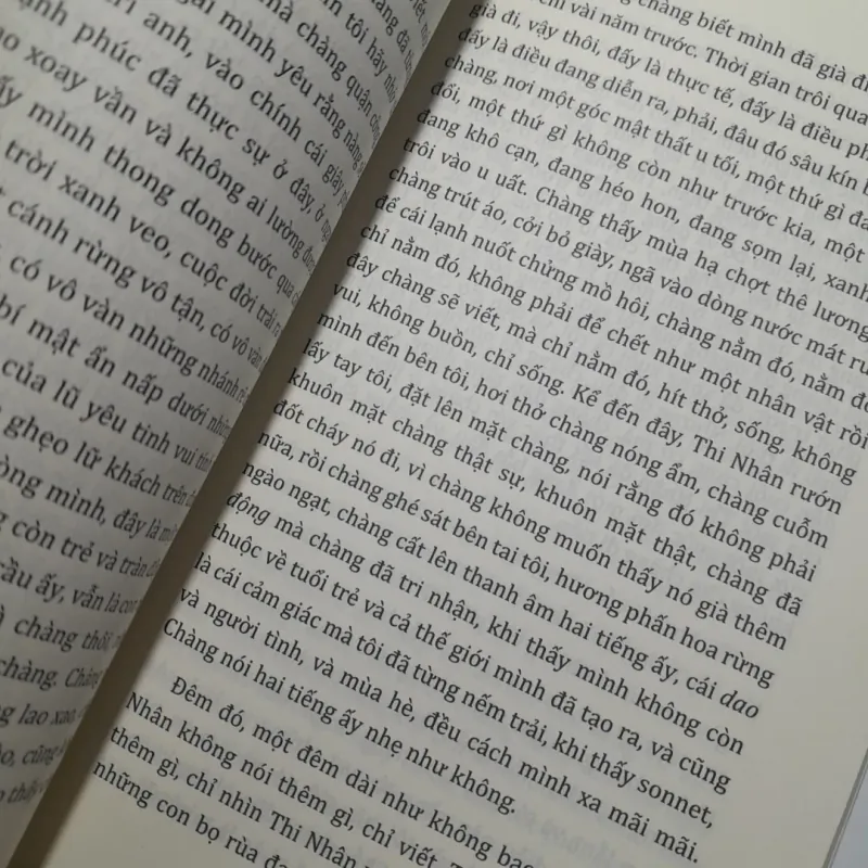 Dưới mái hiên đêm, những khách lạ - Hiền trang 757583