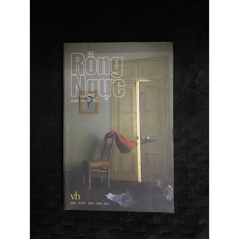 Rỗng ngực - Phan Huyền Thư ( chữ ký) 1027718