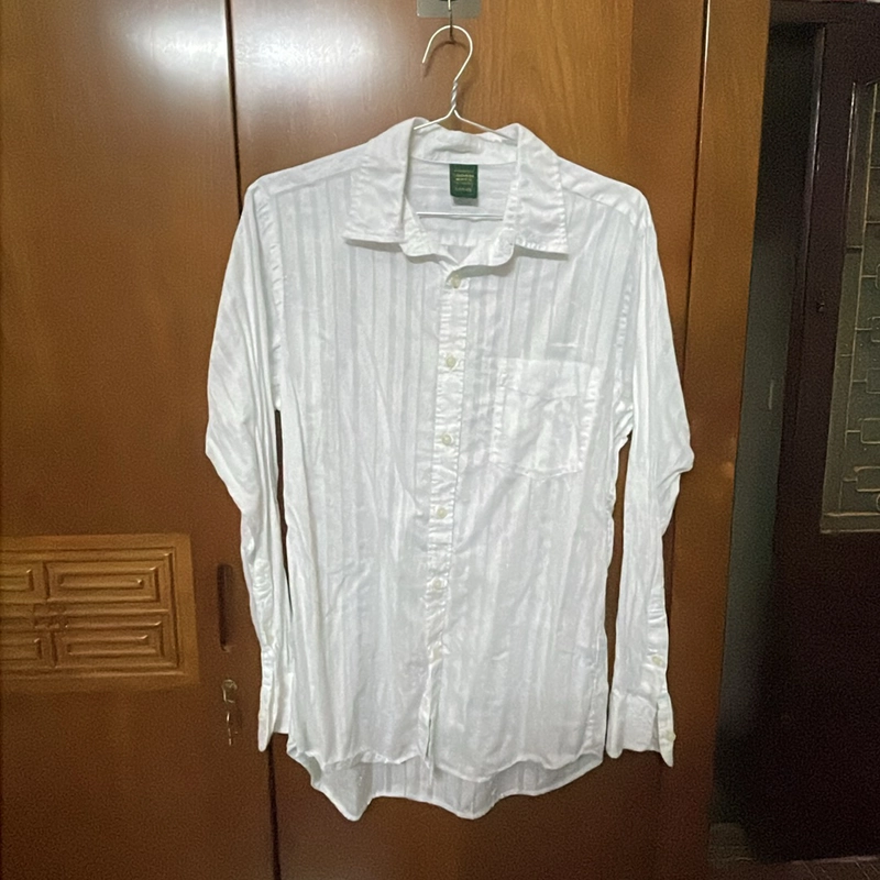 Áo sơmi hãng uniqilo nhật, màu trắng kẻ, size M-L, mặc 1,2 lần, còn nguyên cúc dự phòng 223443