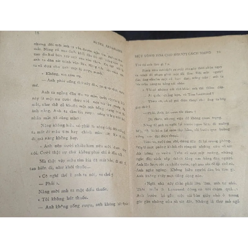 Một vòng hoa cho người cách mạng - Peter Abrahams 593636