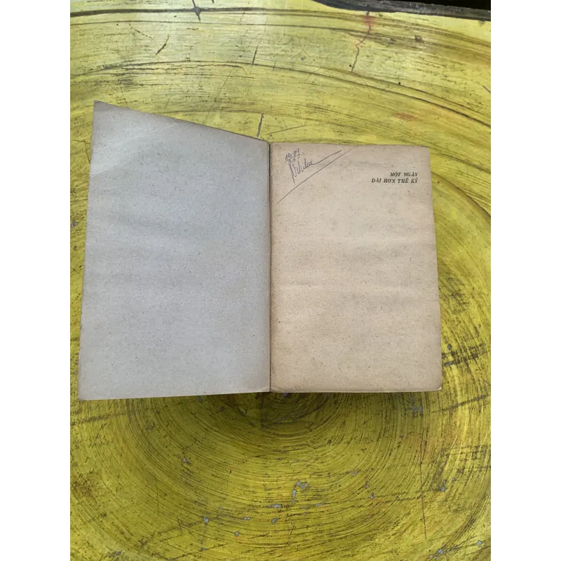 MỘT NGÀY DÀI HƠN THẾ KỶ BẢN BAO CẤP 746507