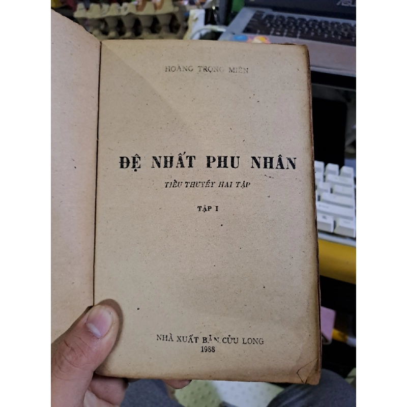 Đệ nhất phu nhân tập 1 Hoàng Trọng Miên mới 70% ố rách bìa 1988 Văn học Việt Nam HCM1709 924504