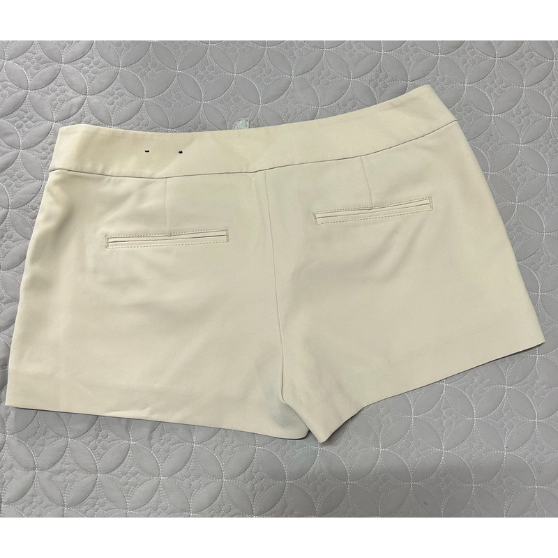 Quần short màu kem, có lớp lót 447946