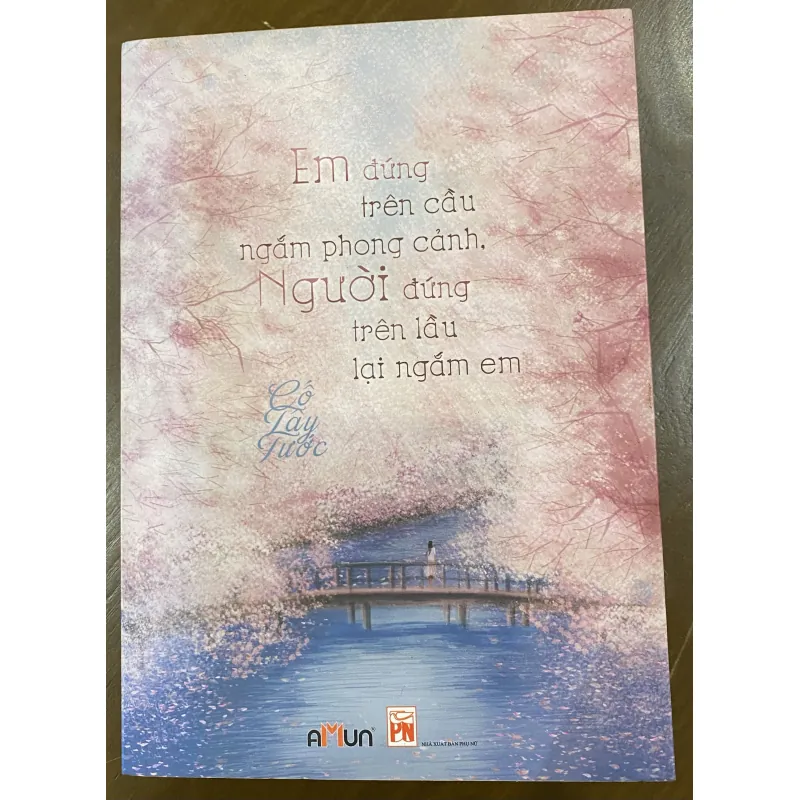 Em đứng trên cầu ngắm phong cảnh, người đứng trên lầu lại ngắm em- Cố tây tước 795974