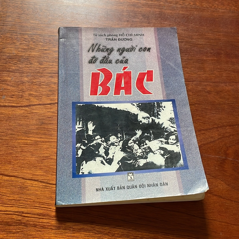 II Tủ Sách Phòng Hồ Chí Minh: Những Người Con Đỡ Đầu Của Bác - Trần Đương - 2001 507415
