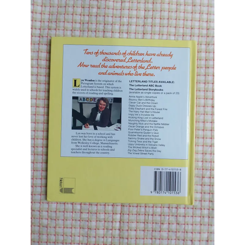 PICTURE BOOK Dippy Duck Dresses Up - BÌA CỨNG 782486