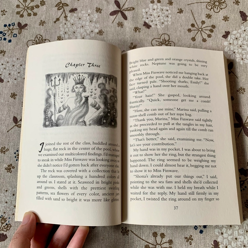 Sách ngoại văn Emily Windsnap and the Castle in the Mist, Used, Fiction For Kids 444128