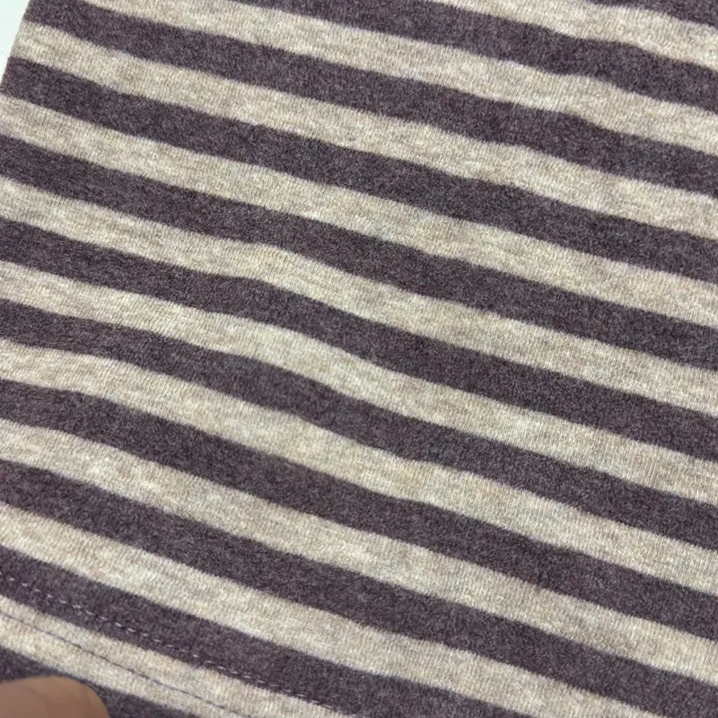 Áo thun kín cổ phối chân váy rộng 741012