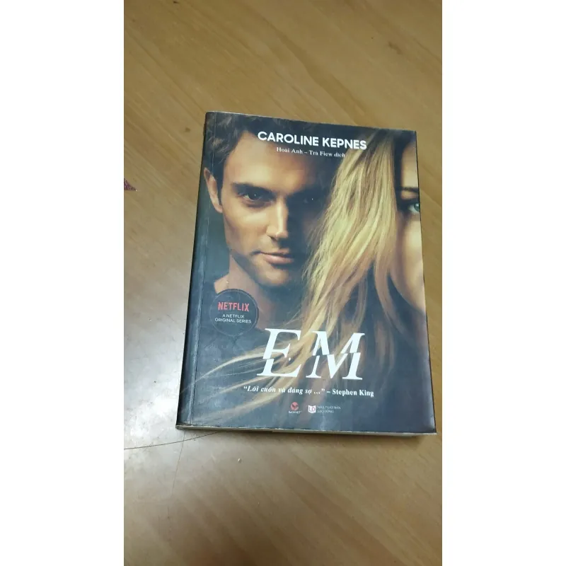 Em ( Karoline Kepnes ) 1000877