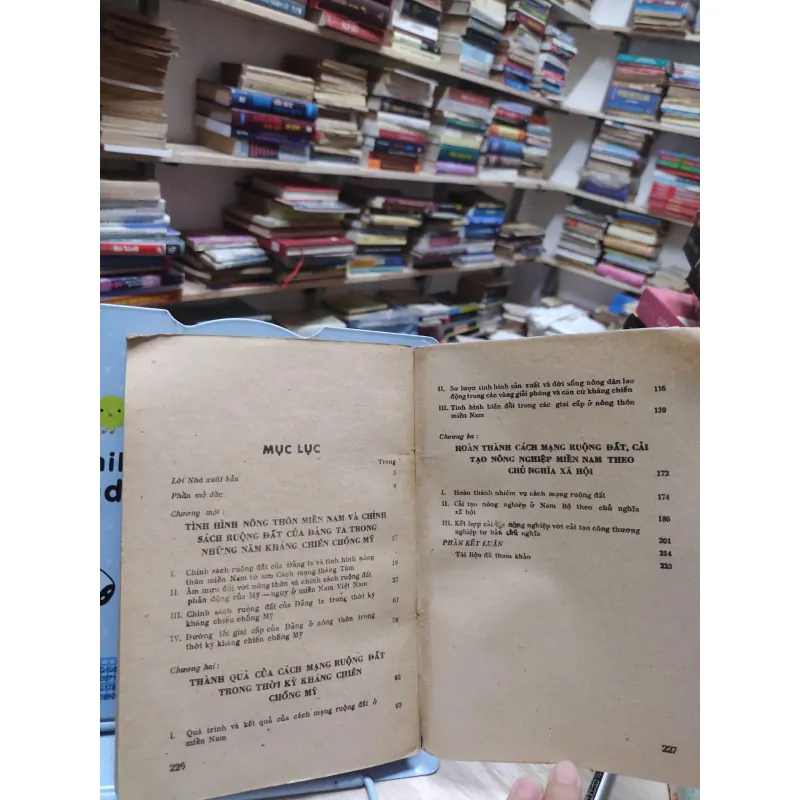 Sách - Cách mạng ruộng đất ở miền nam Việt Nam - Lâm Quang Huyên (A1) 564574