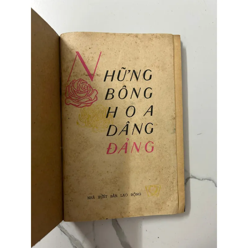 Những bông hoa dâng Đảng – Nhà xuất bản Lao động 1023479
