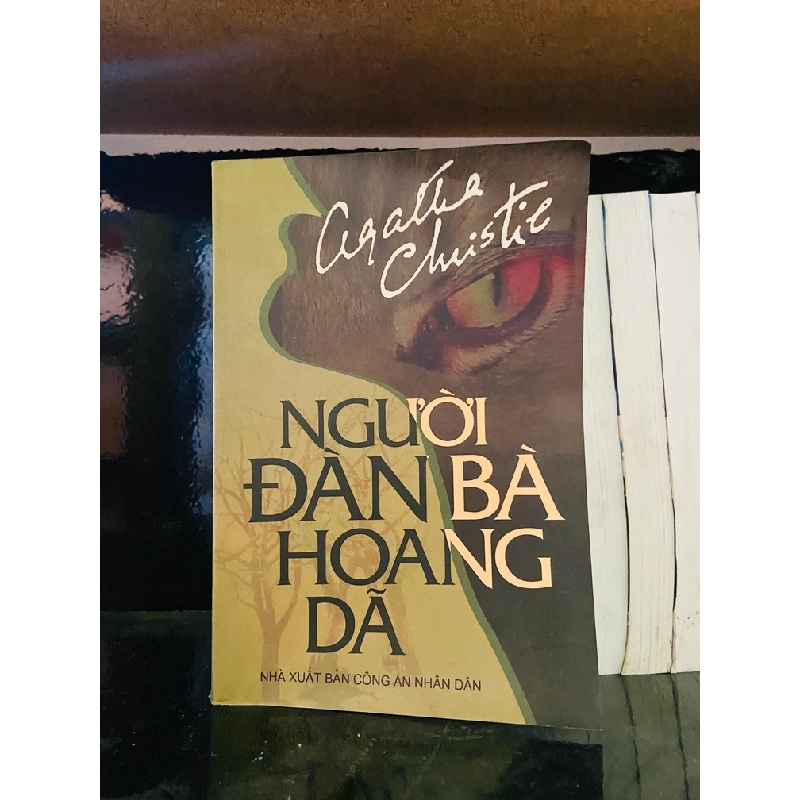 (Sách cũ SCGR) Người đàn bà hoang dã - Agatha Christie - Văn học VAVOA1ST2-5 Blogmeo090426 1015312