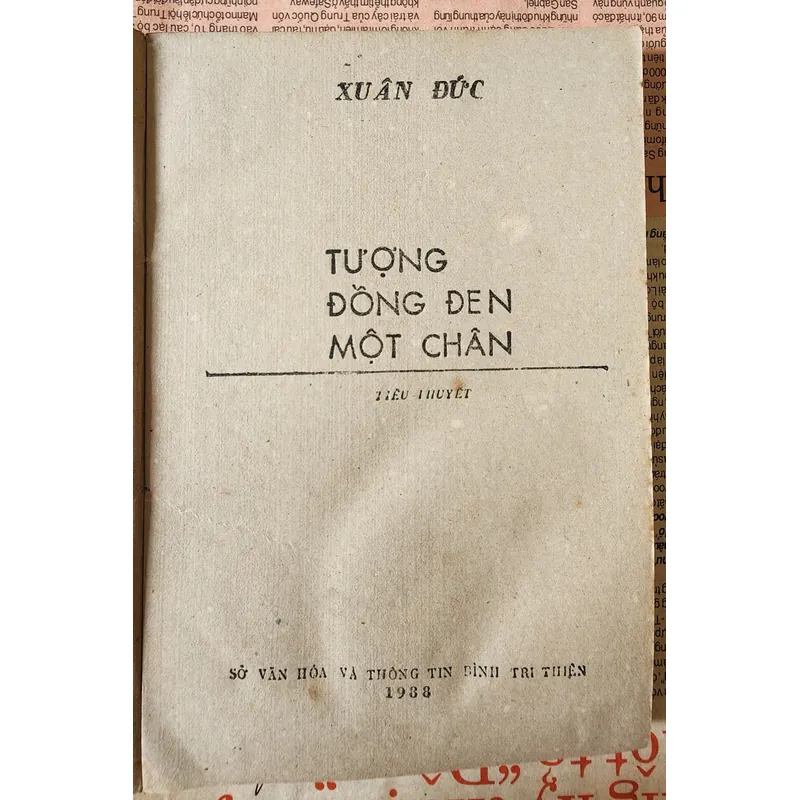 Tiểu thuyết Tượng đồng đen một chân của tác giả Xuân Đức. 704358