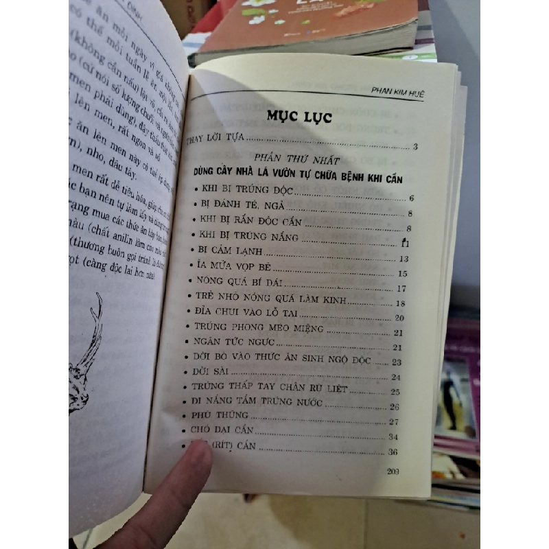 Tự chữa bệnh trong gia đình bài thuốc nam và kinh nghiệm dân giân việt nam mới 90% 2004 HCM.TN2308 SỨC KHỎE - THỂ THAO 541478