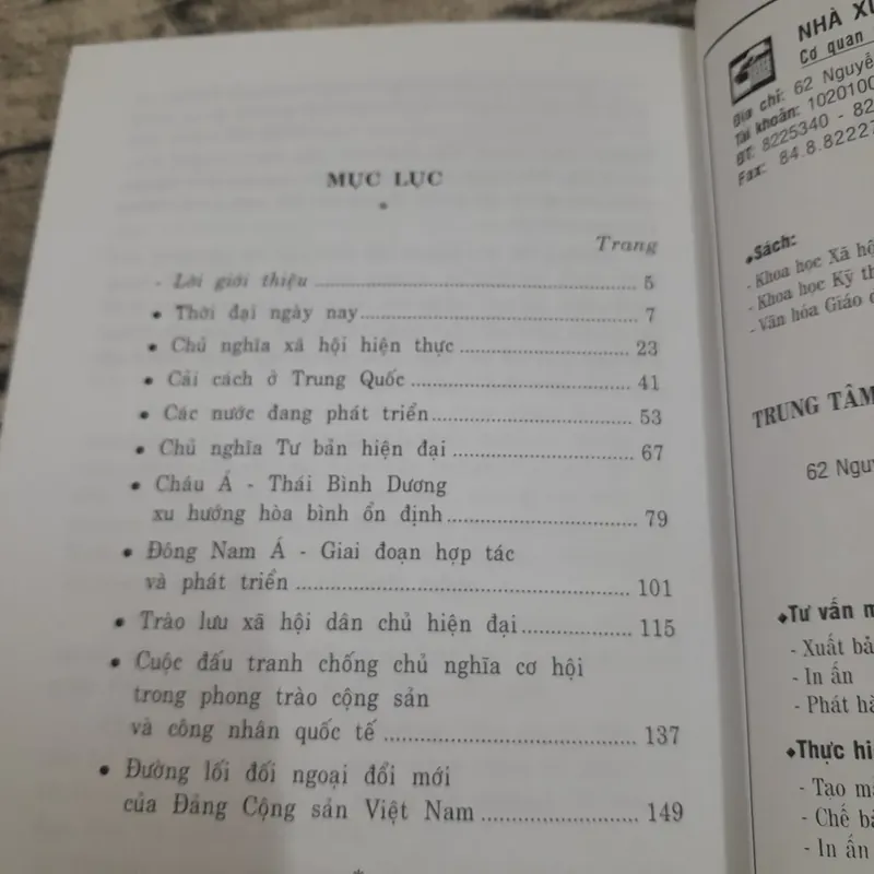 Một số vấn đề Quan hệ Quốc tế trong giai đoạn hiện nay. Chủ biên Thạc sỹ Vũ Quang Đản. 697502