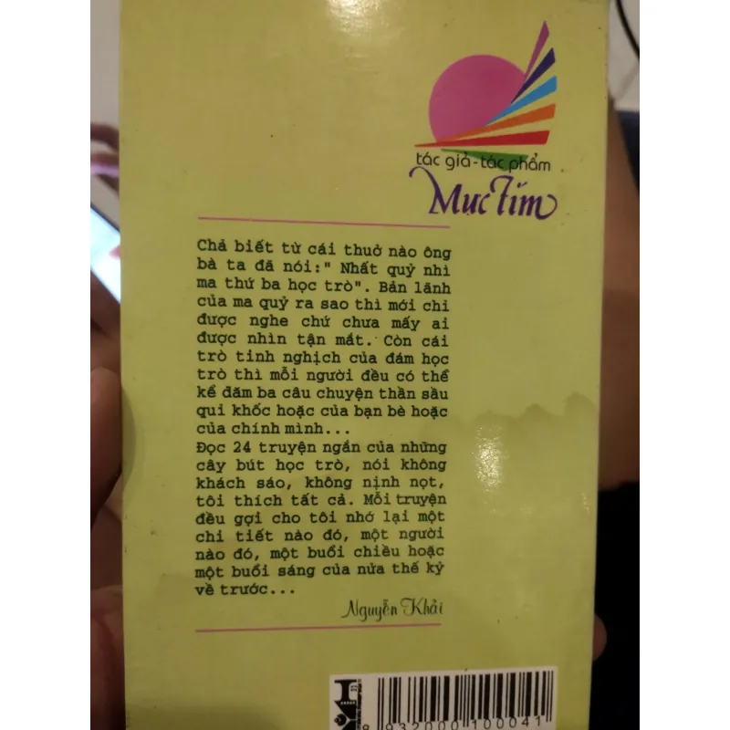 cuốn sách có tên là "Nghịch ngợm tuổi học trò" 1025387