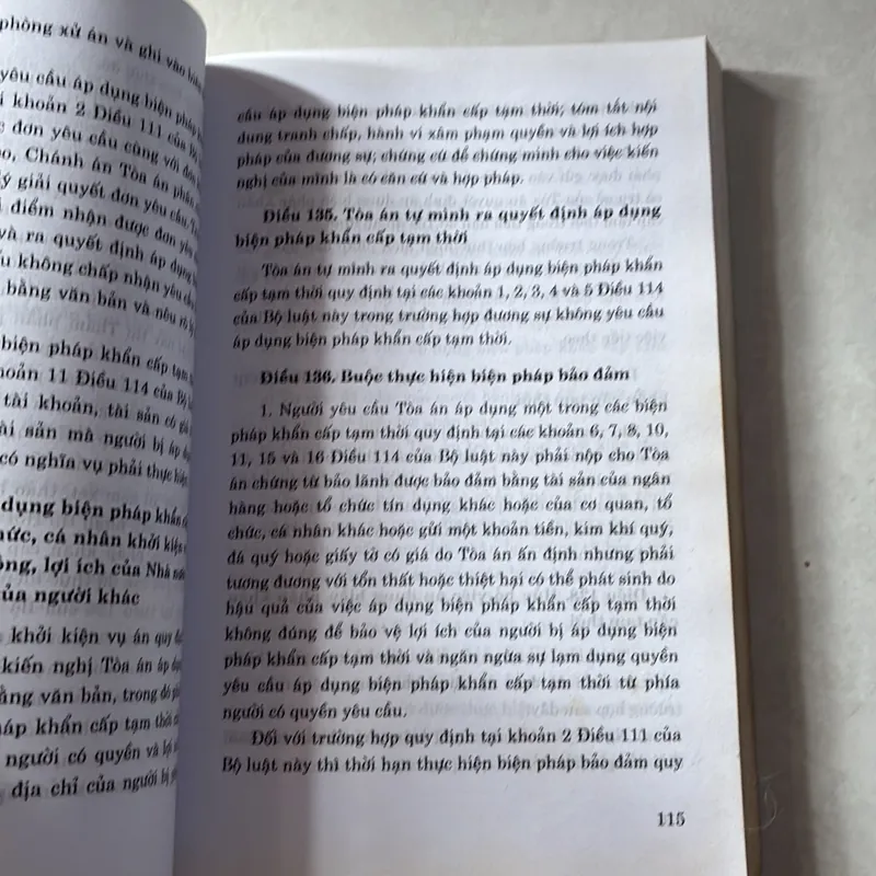 Bộ luật tố tụng dân sự và hình sự (2 cuốn) 727892