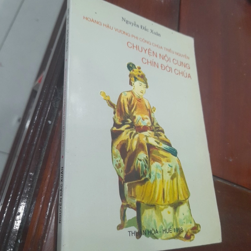 Nguyễn Đắc Xuân - CHUYỆN NỘI CUNG CHÍN ĐỜI CHÚA 462823