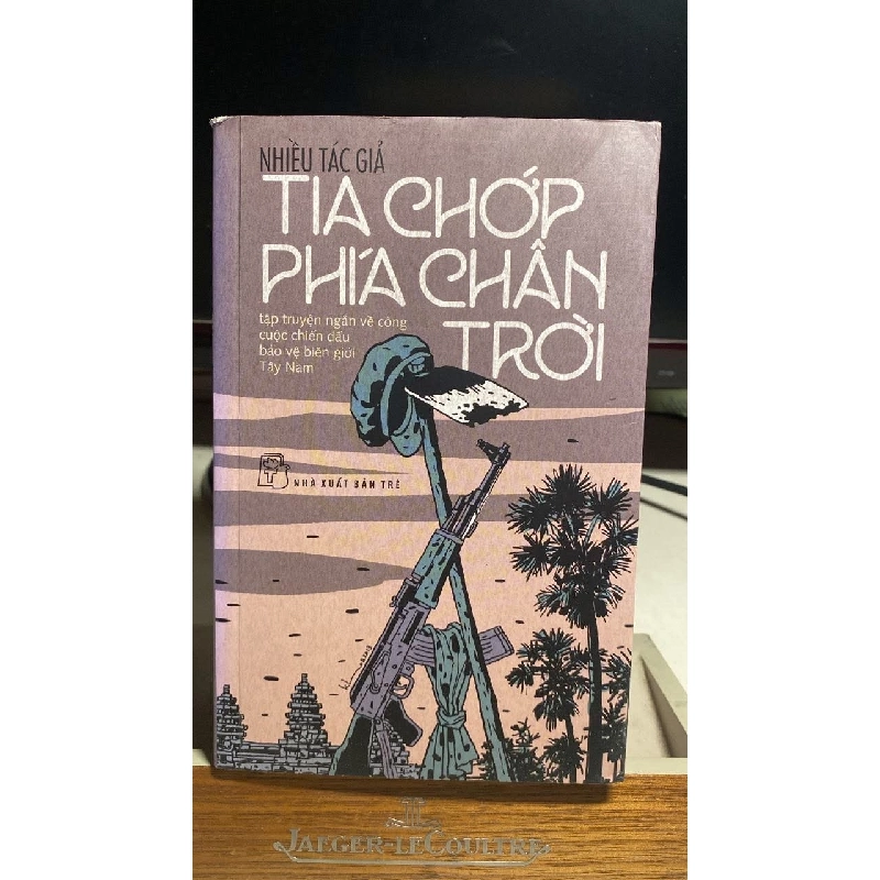 TIA CHỚP PHÍA CHÂN TRỜI -Tác giả: Nhiều tác giả -NXB Trẻ 2014 -Khổ sách: 13x20cm-Số trang: 410 - Sách lưu kho có ố 445418
