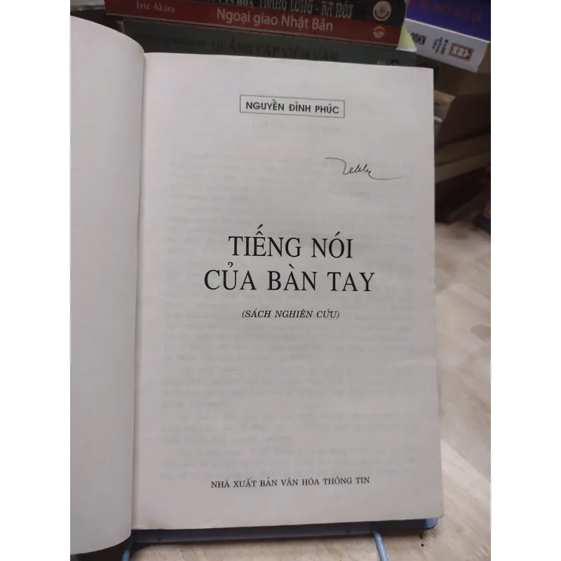sách: Tiếng nói của bàn tay - Nguyễn Đình Phúc (A1) 570341