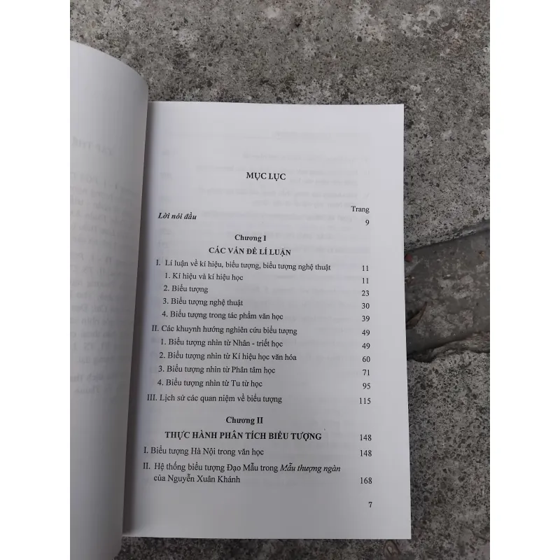 Từ kí hiệu đến biểu tượng do Trịnh Bá Đĩnh chủ biên  1006750