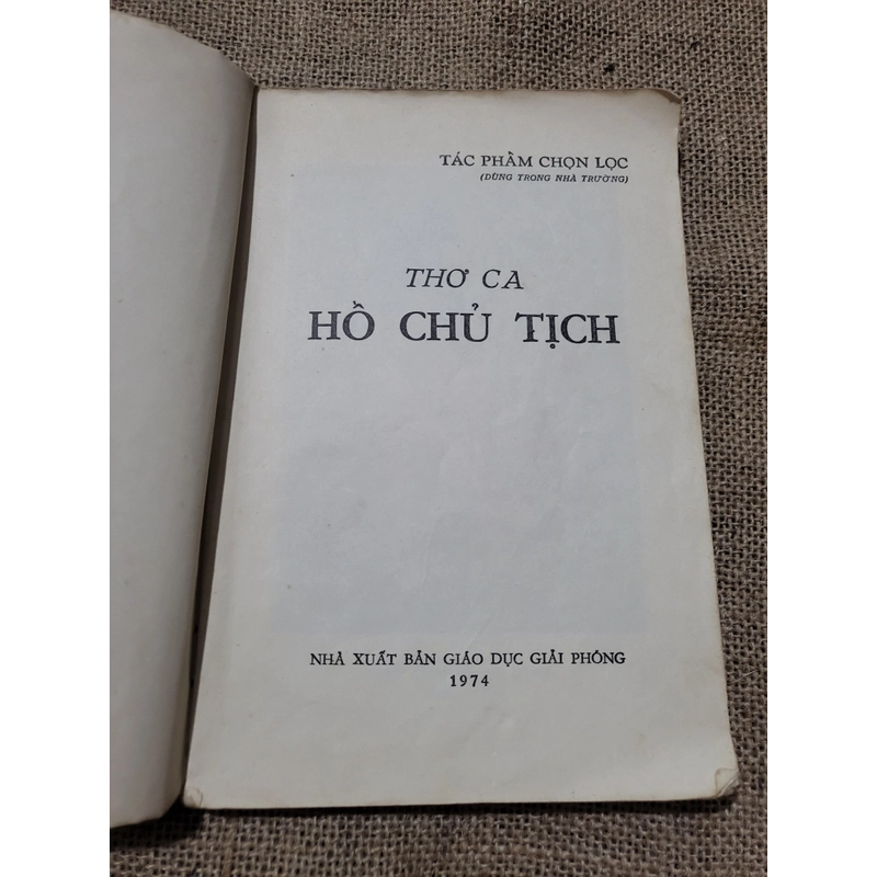 Thơ ca Hồ Chủ tịch _;1974, sách khổ lớn _ Nhật ký trong tù và những bài thơ khác  327805