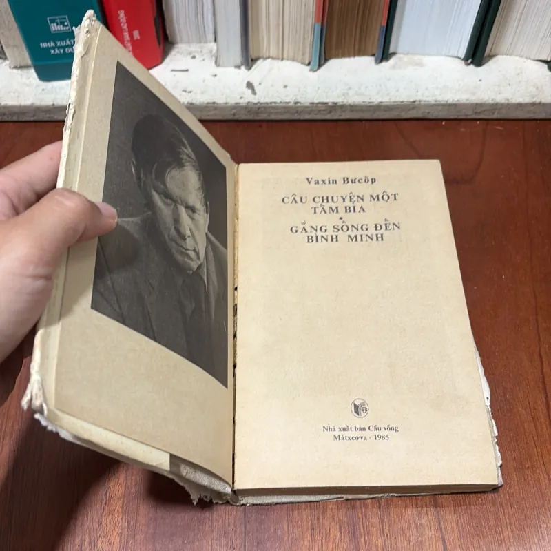 Văn Học Nước Ngoài: Câu Chuyện Một Tấm Bia _ Gắng Sống Đến Bình Minh - Vaxin BưCốp - 1985 751001