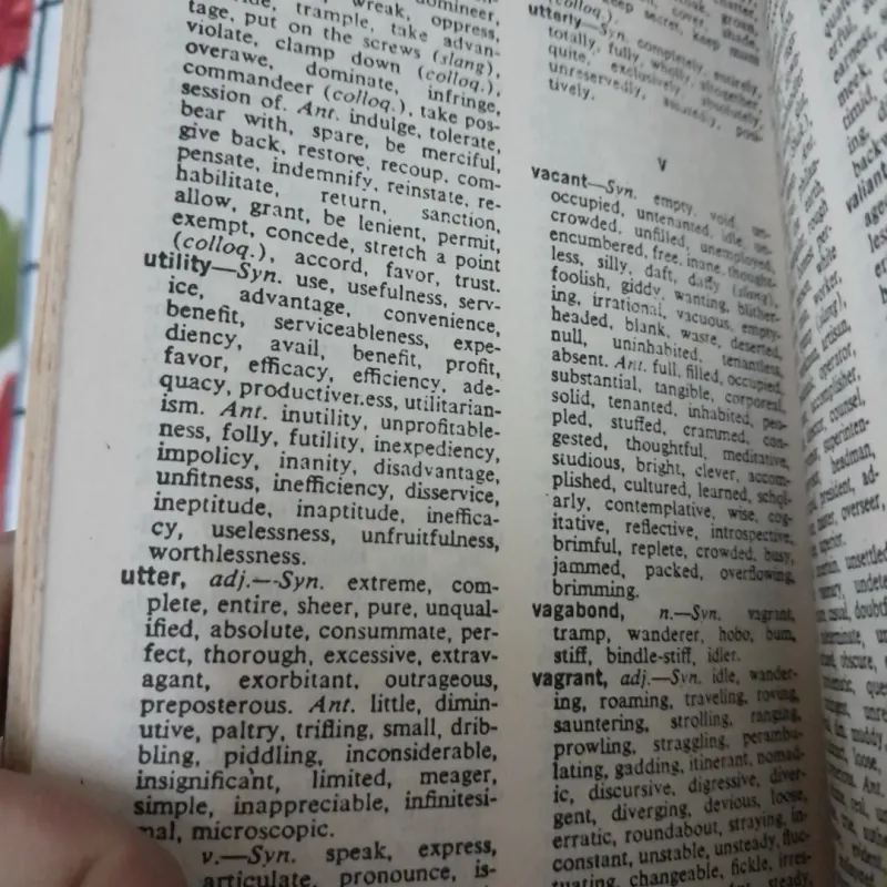 A DICTIONARY OF SYNONYMS AND ANTONYMS [Đồng nghĩa & Trái nghĩa] by Joshep Devin  762522