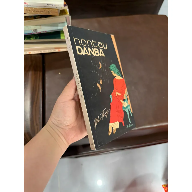 Hôn Tay Đàn Bà – Mạc Thùy | Tản văn về phụ nữ và tình yêu- K4 1029445