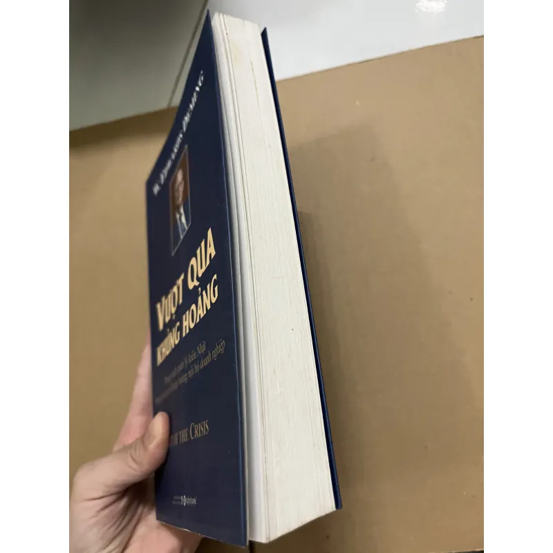 Vượt qua khủng hoảng 977064