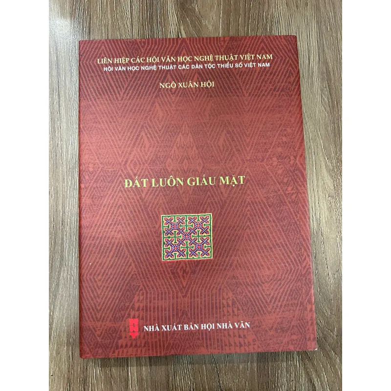 Đất Luôn Giấu Mặt – Ngô Xuân Hội 761194